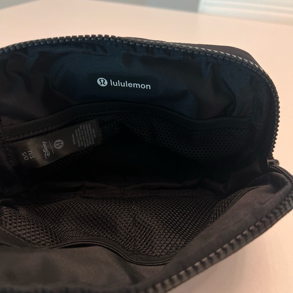 NWT Disney x Lululemon Everywhere Belt Bag 1L Mickey and Logo Print Black & Red - Picture 9 of 11